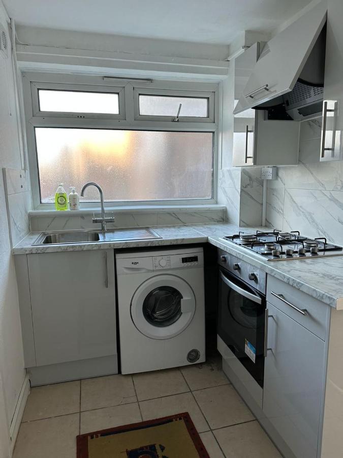 Cheerful Double Room For Single Use London Eksteriør billede